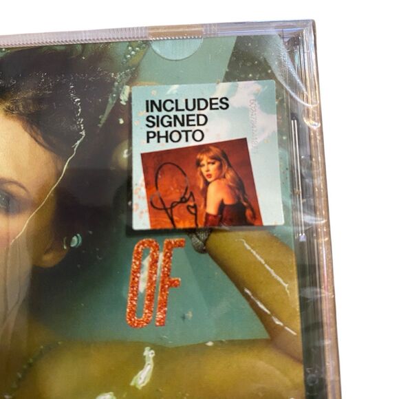 New Taylor Swift The Life of a Showgirl CD SIGNED Photo 3 In Hand Sealed TLOASG - Picture 2 of 4